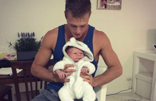 À 23 ans, il devient père. 7 jours plus tard, il apprend qu’il est grand-père