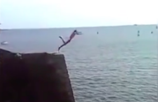 Un homme saute de 20 mètres et se rate !