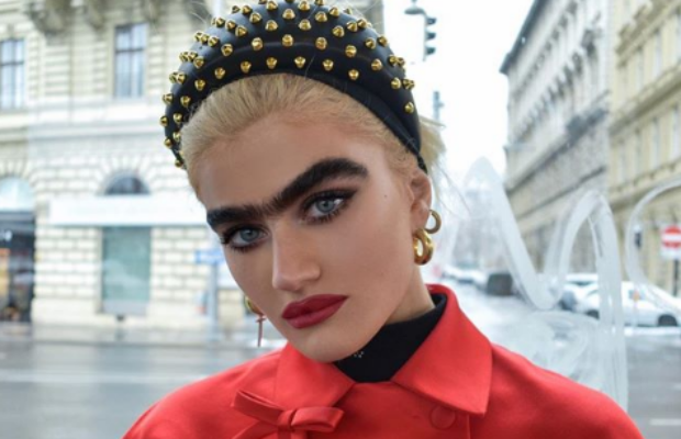 Menacée de mort pour son mono sourcil, ce mannequin réagit !