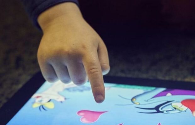 Catastrophe : un petit garçon de 3 ans bloque la tablette de ses parents pour 48 ans