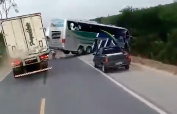 Honteux : regardez ce que font ces hommes au lieu de secourir les blessés de ce bus accidenté