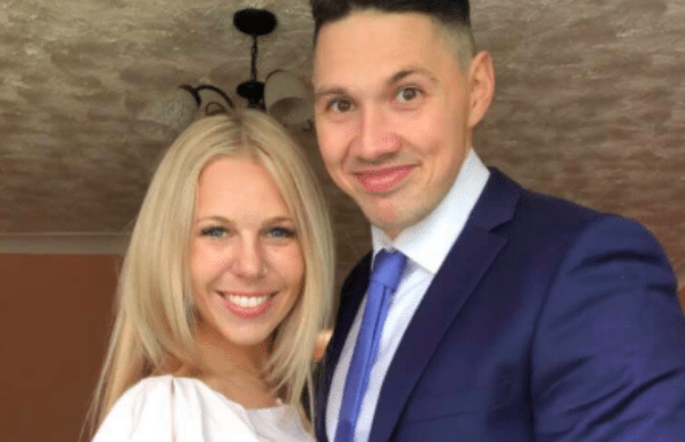 Il demande sa fiancée en mariage sur un rocher coincé entre deux falaises