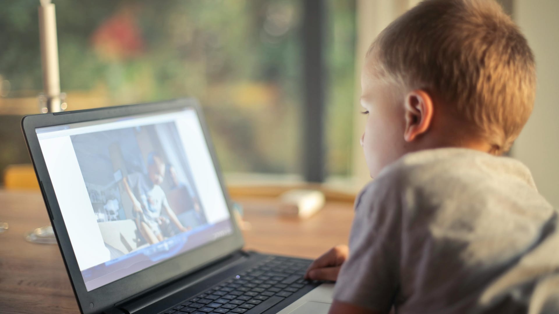 À 9 ans, le fils d’une célèbre star lance sa chaîne YouTube et c’est étonnant !