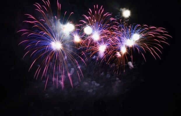 Un drone filme des feux d’artifices de près