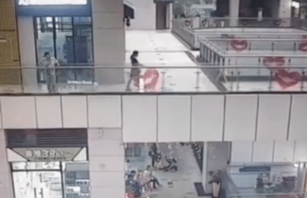 Le toit d’un centre commercial cède à cause de la pluie, emportant une cliente