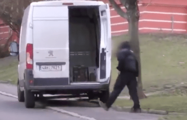 VIDÉO : un homme piège un voleur dans sa camionnette et conduit violemment pour se venger