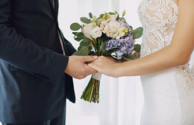 Mariage : sa soeur gâche la cérémonie en venant déguisée en dinosaure