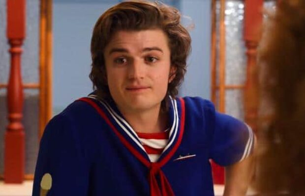 Joe Keery coupe sa magnifique chevelure