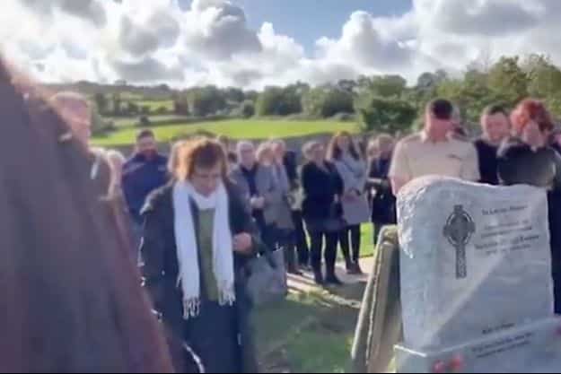 Le drôle de discours d’un mort pendant son propre enterrement