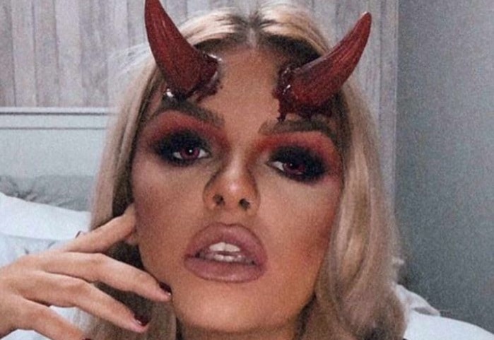 Halloween : elle se colle des cornes sur le front pour parfaire son costume... Elle n’aurait jamais dû !