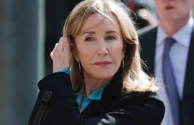 Felicity Huffman photographiée pour la première fois en prison Felicity Huffman photographiée pour la première fois en prison