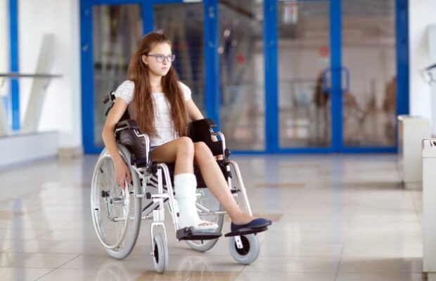 Cette fillette porte un lourd handicap !