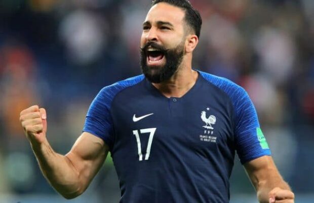 Adil Rami : entouré de deux bombes de télé-réalité, il fait couler le champagne