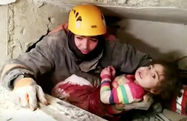Une fillette de 2 ans miraculeusement sauvée des décombres en Turquie Turquie