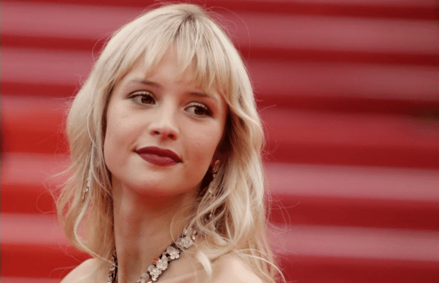 Angèle "inconsciente" ? Ses fans l’accusent de mettre leur sécurité en danger
