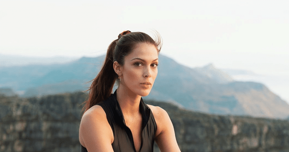 Iris Mittenaere : la jeune femme surprise face à son sosie