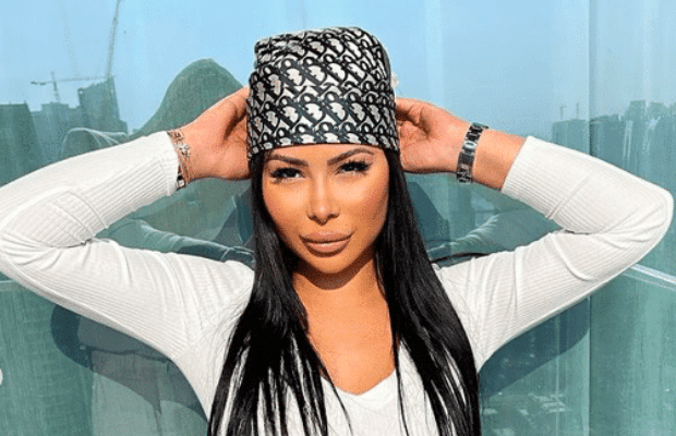 Maeva Ghennam : les internautes lui reprochent d’être sale, elle leur répond Maeva Ghennam : les internautes lui reprochent d'être sale, elle leur répond