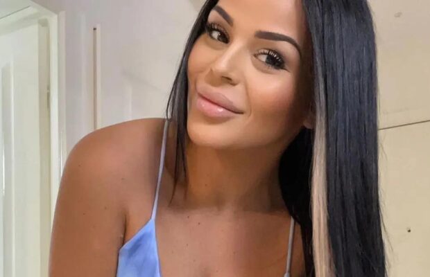 Sarah Fraisou : après sa rupture elle prend la pose en bikini