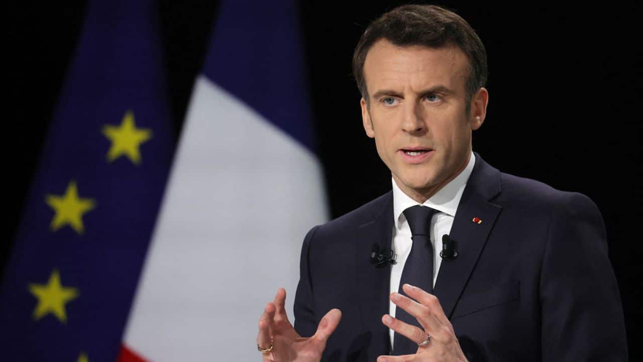 emmanuel-macron-defend-olivier-veran