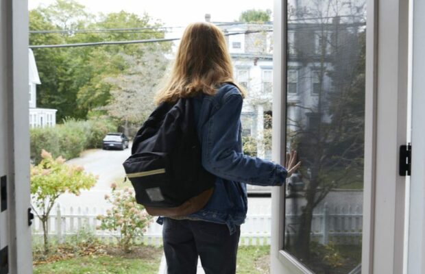 À 13 et 14 ans, deux jeunes garçons préméditent l'assassinat d'une élève de leur école et parviennent à leurs fins