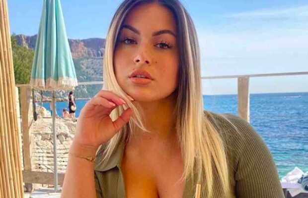 Carla Moreau : enceinte de son 2ème enfant ? Elle montre son ventre rebondi