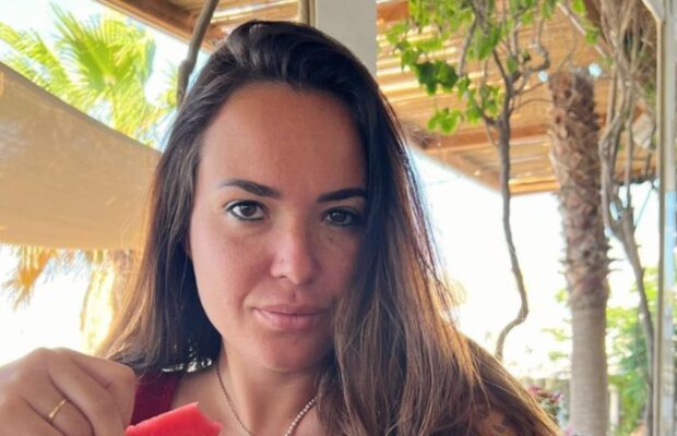 Kelly Helard : elle montre ses jambes déformées après s’être fait opérer Kelly-Helard