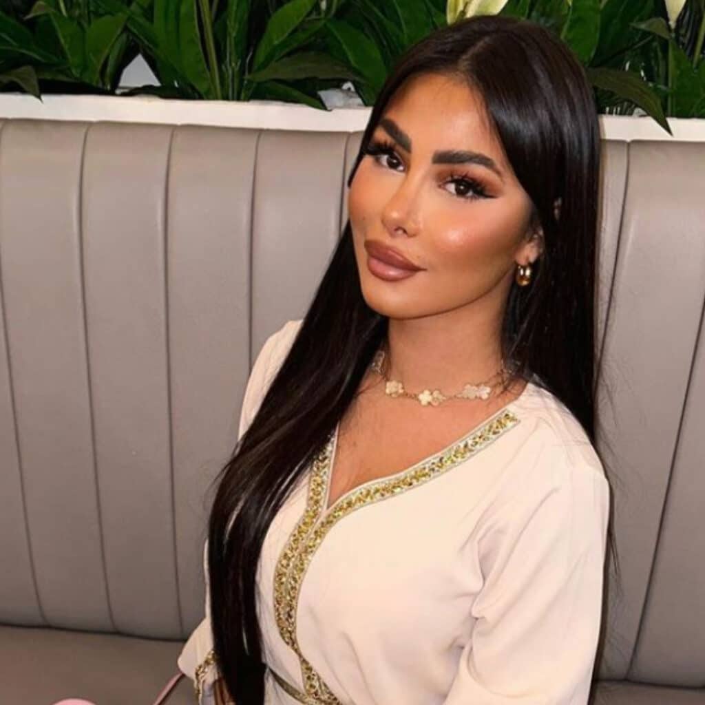Maeva Ghennam : elle annonce mettre fin à sa carrière dans la télé-réalité