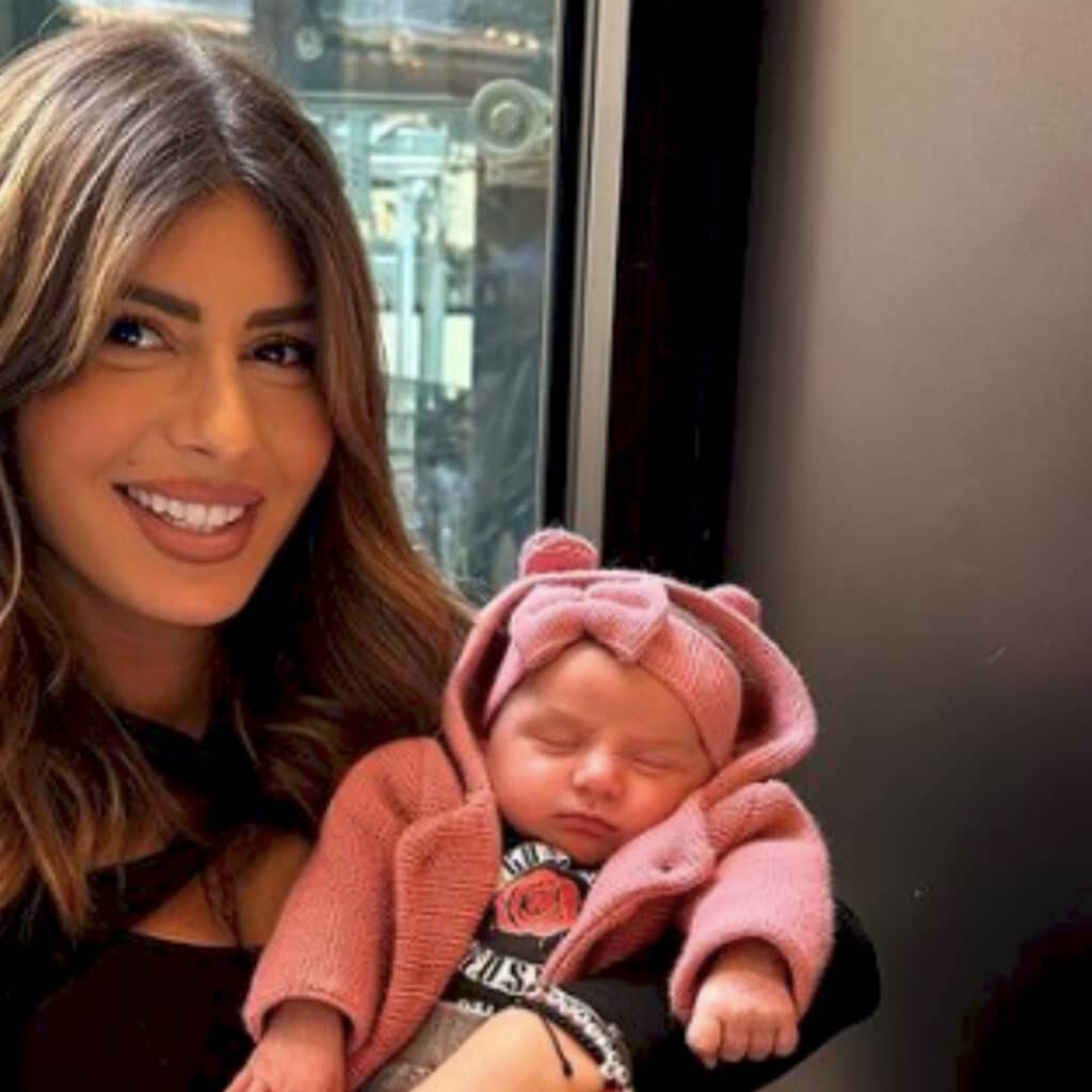 Sarah Lopez maman : elle montre son impressionnante perte de poids un mois après son accouchement