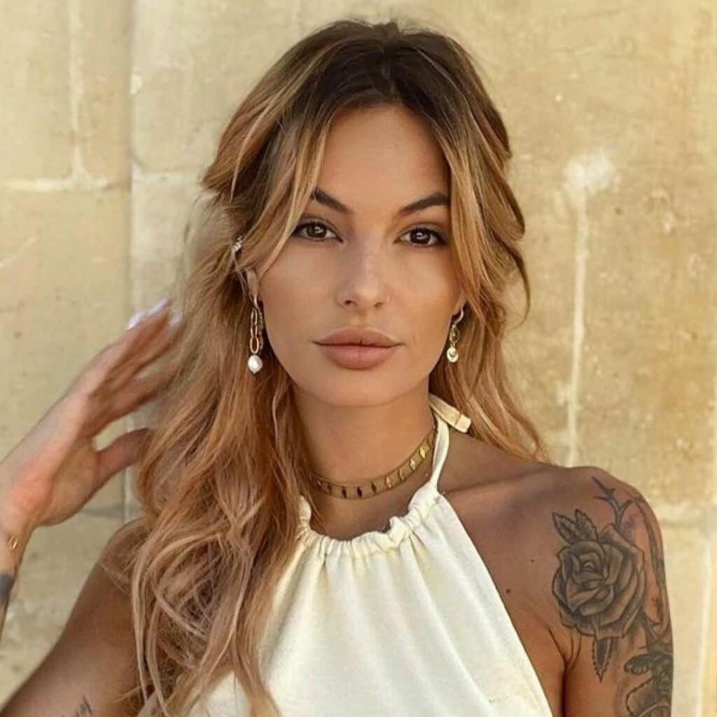 Cloé Cooper enceinte : elle montre son ventre, les internautes sont sous le charme