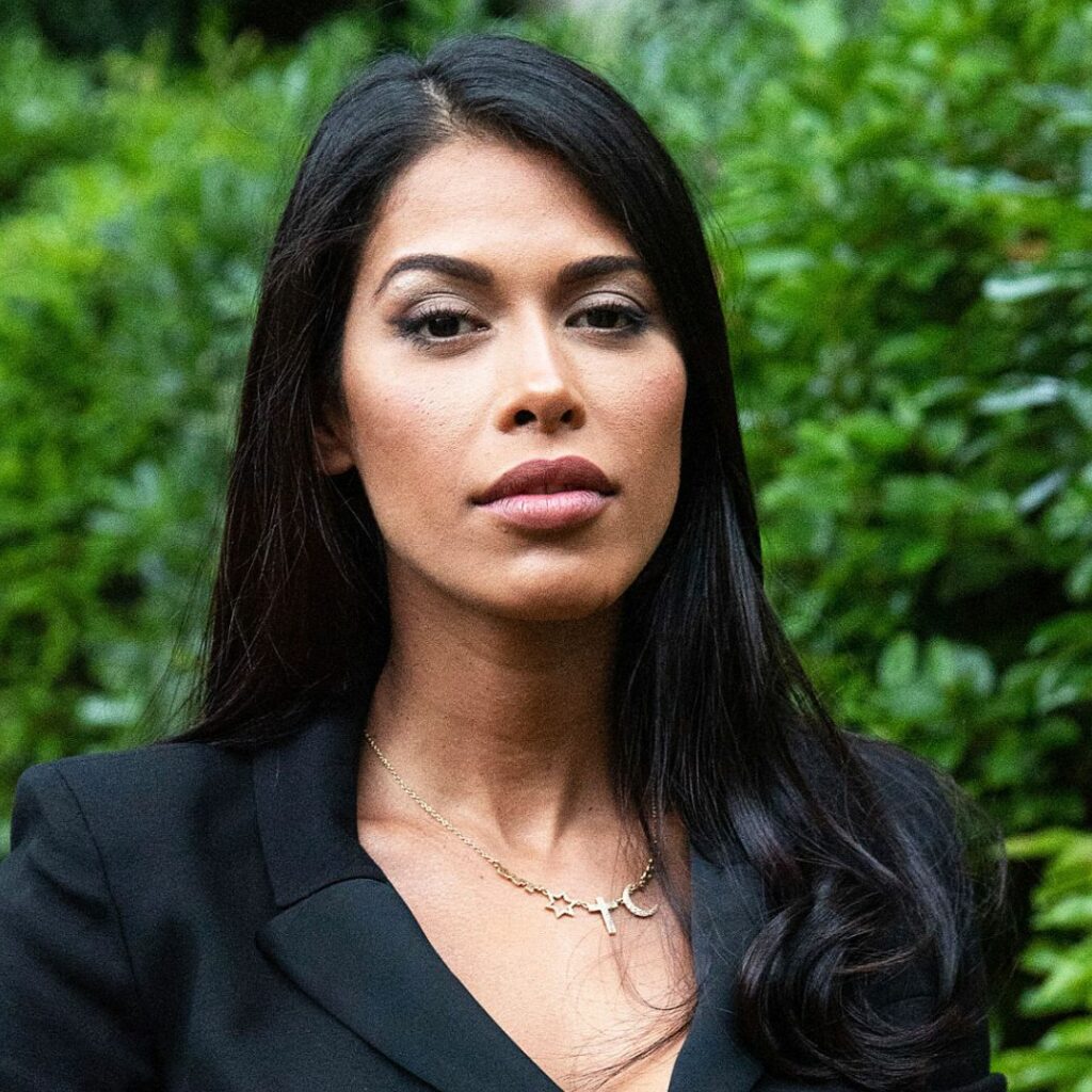 Ayem Nour : toujours dans l'incapacité de rentrer en France avec son fils ? Elle s'explique