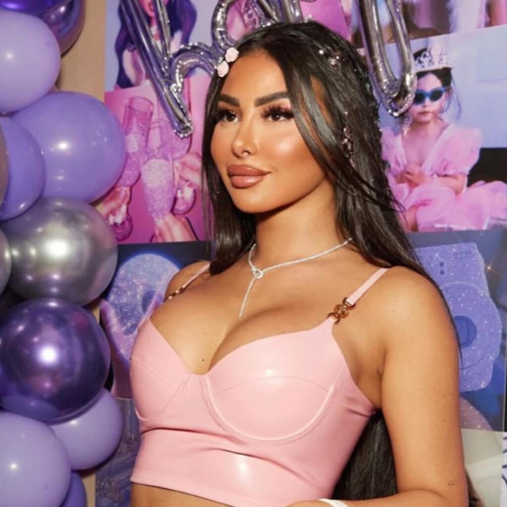 Maeva Ghennam : obligée de se faire réopérer après une chirurgie qui a mal tourné, elle est au plus mal