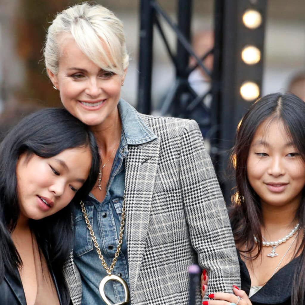 Jade et Joy, les deux filles de Johnny Hallyday reçoivent une pluie de critiques pour leurs tenues