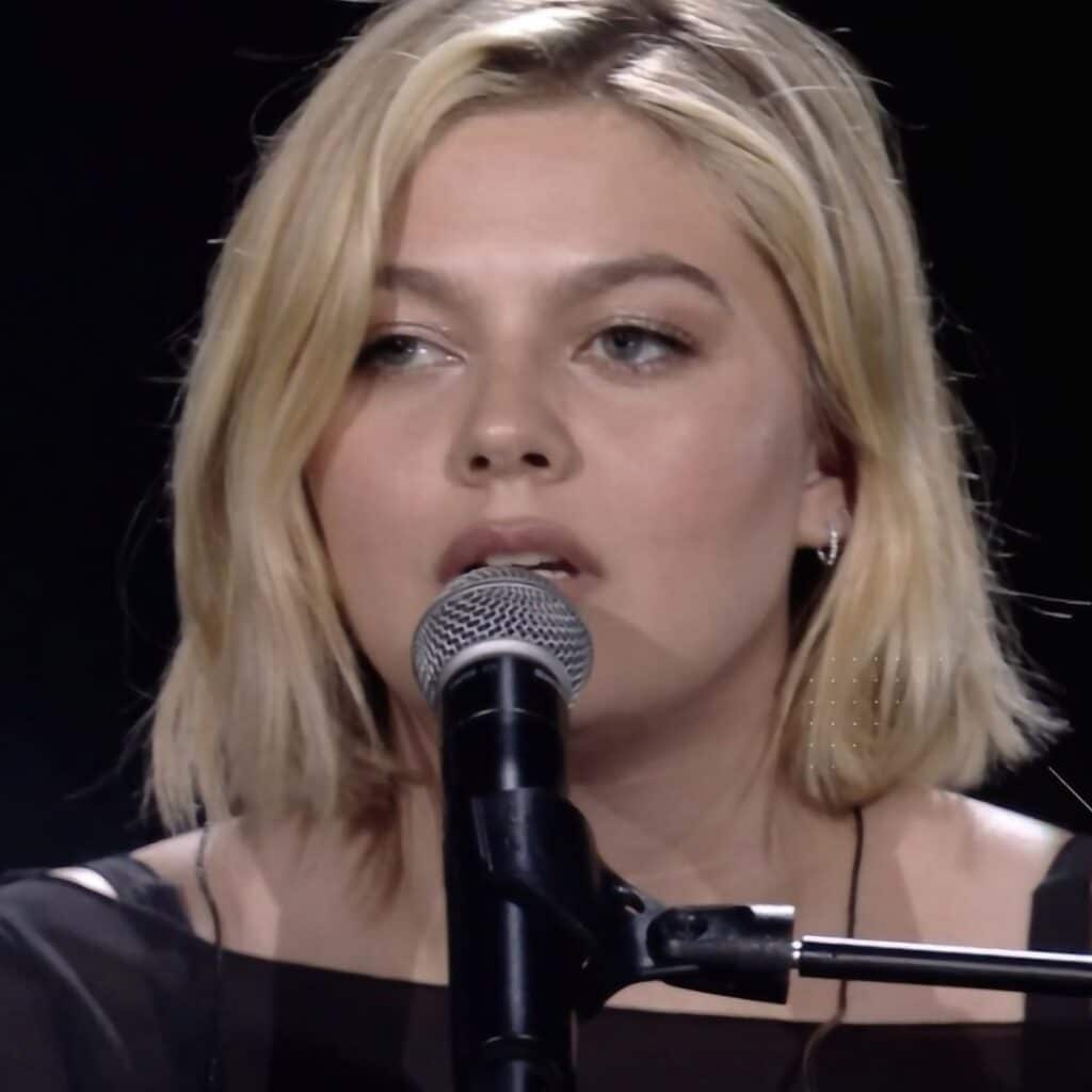 La Chanson de l’année : Louane victime d’un problème de son, elle s’agace