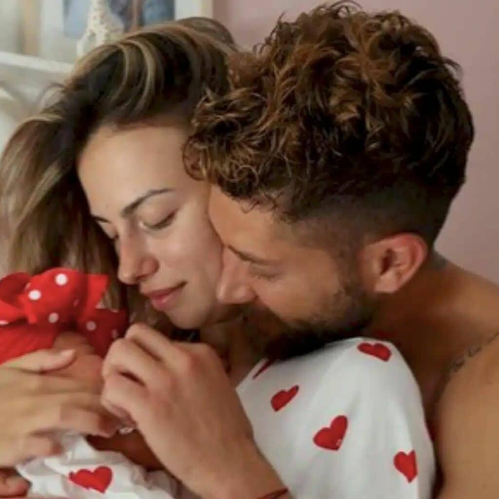 Depuis la naissance de sa fille Giorgia, Giuseppa est totalement épuisée et n'hésite pas à demander l'aide du papa, Paga.