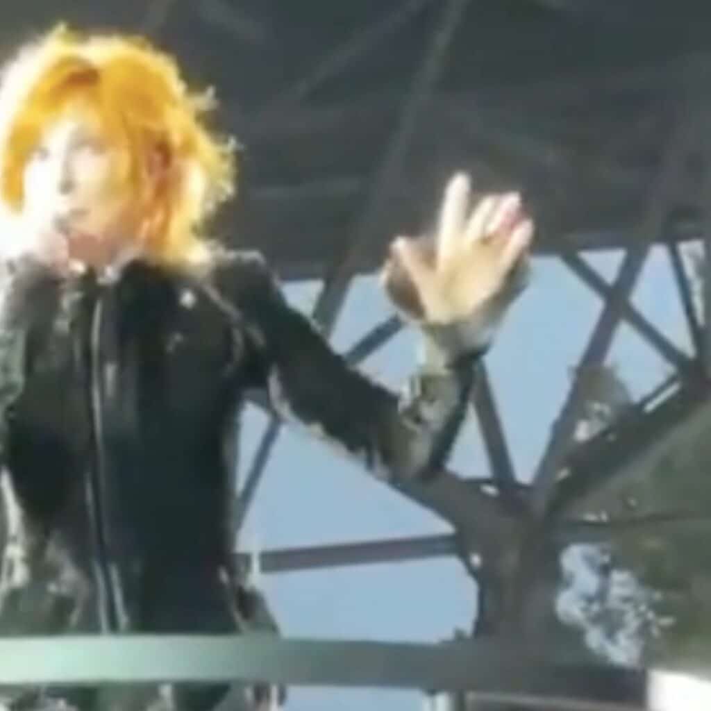 ‘Ça a bardé' : Mylène Farmer victime d'un problème de nacelle en plein concert