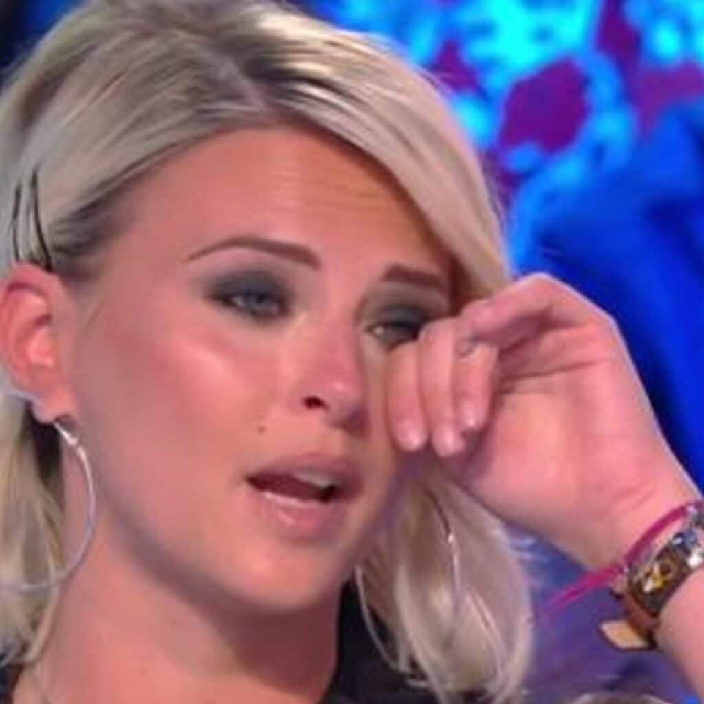 Kelly Vedovelli : filmée en train de pleurer en direct dans TPMP, elle quitte le plateau