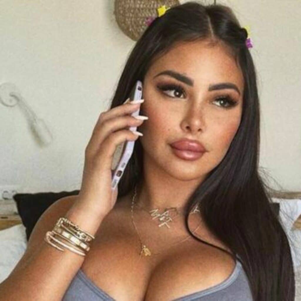 Maeva Ghennam : très peu vêtue sur un récent cliché, les internautes sidérés