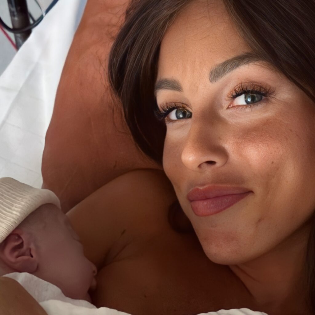Charlène Le Mer : elle annonce la naissance de sa fille et partage un tendre cliché