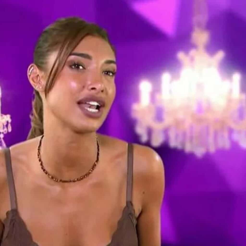 Mélanie Dedigama : en couple sur le tournage des Cinquante ? Elle se confie