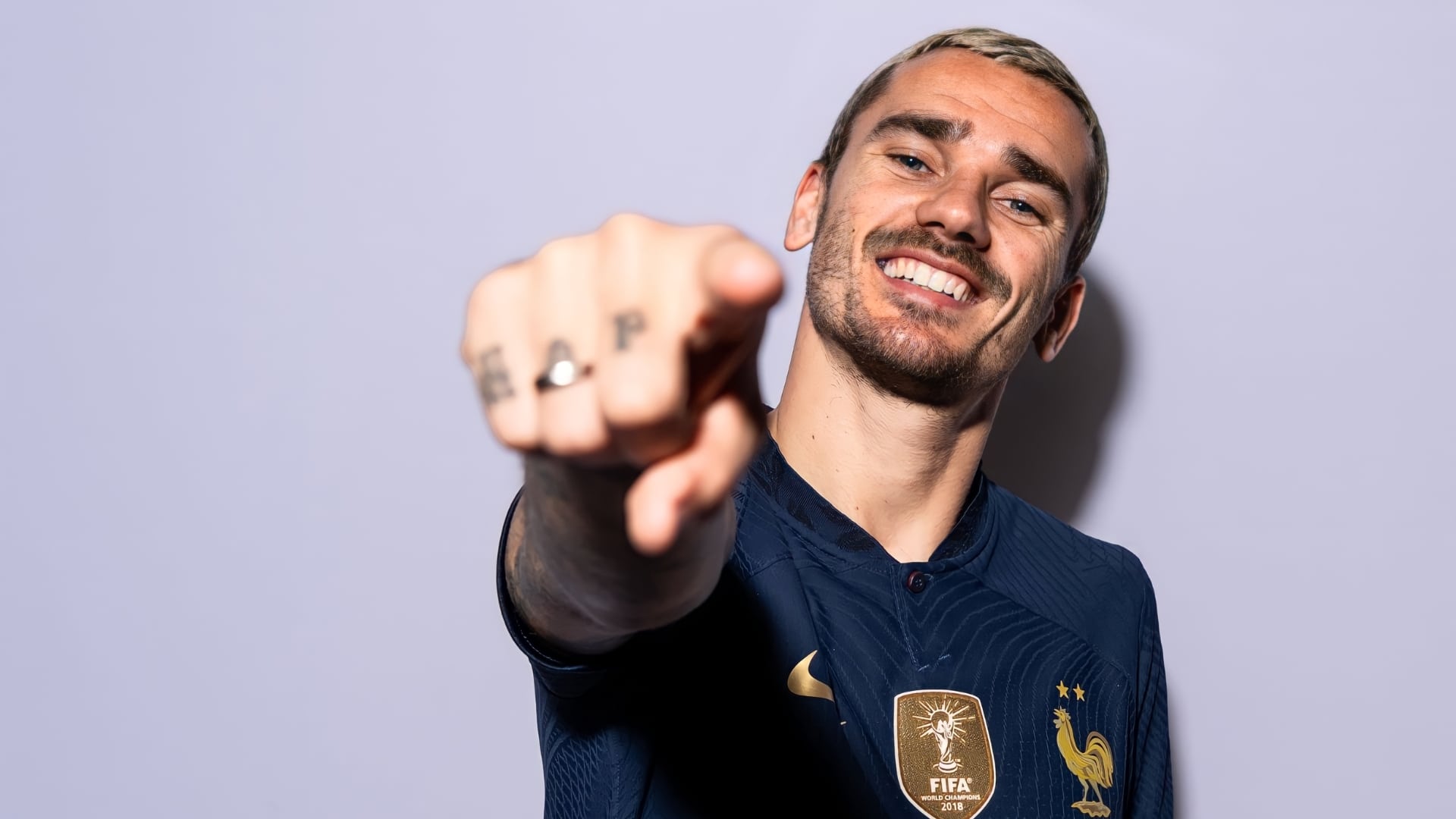 Antoine Griezmann : il montre le visage de son fils pour la première fois, les internautes voient double