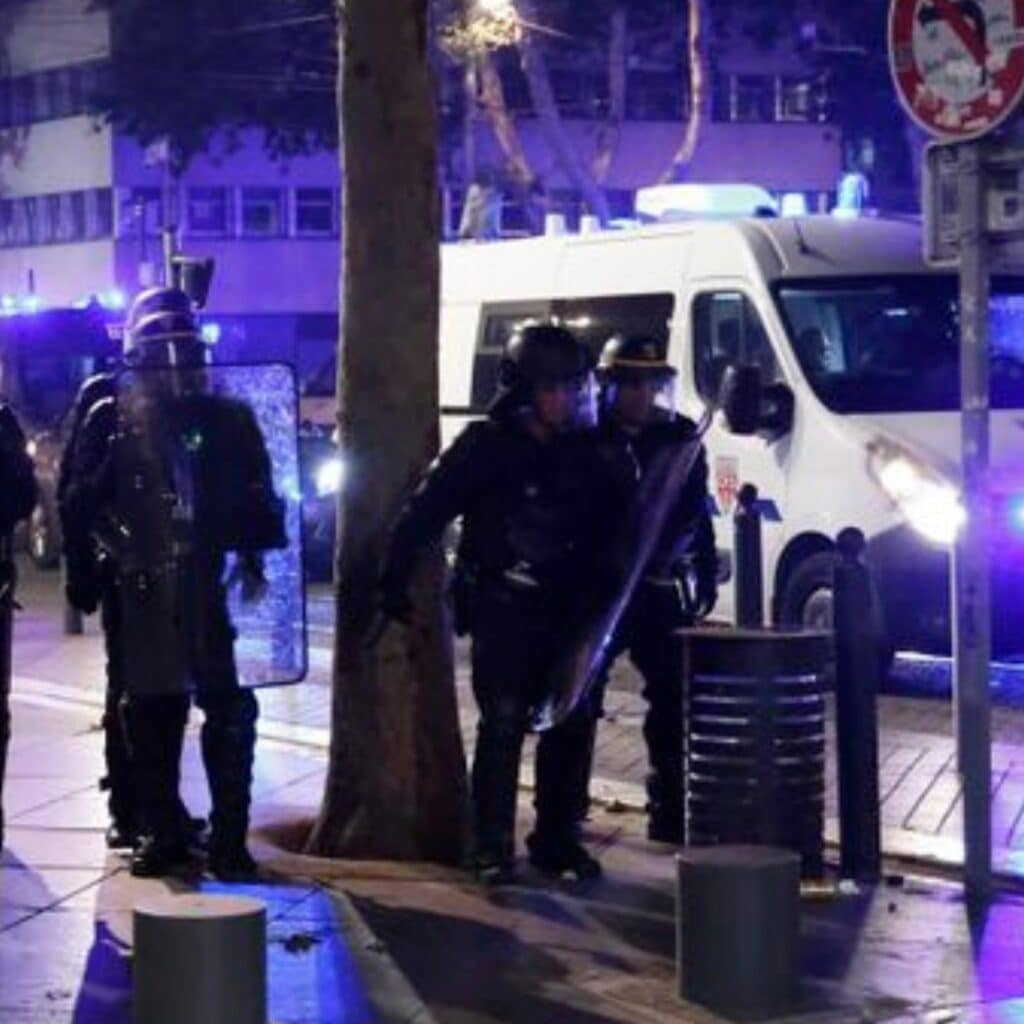 Émeutes : les forces de l'ordre 'inquiètes' et 'épuisées', craignent le pire