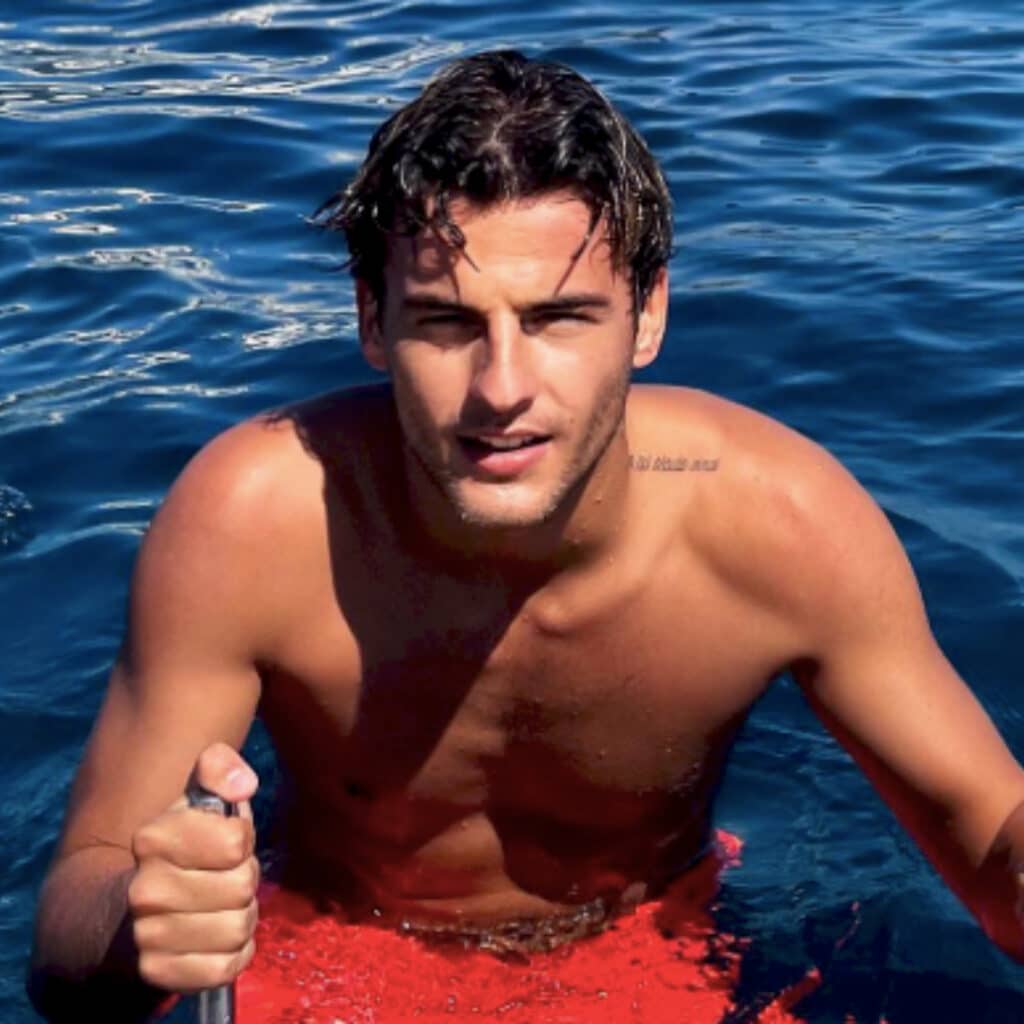 Simon Castaldi : en couple avec un homme sur le tournage des Cinquante ? Son rapprochement interpelle