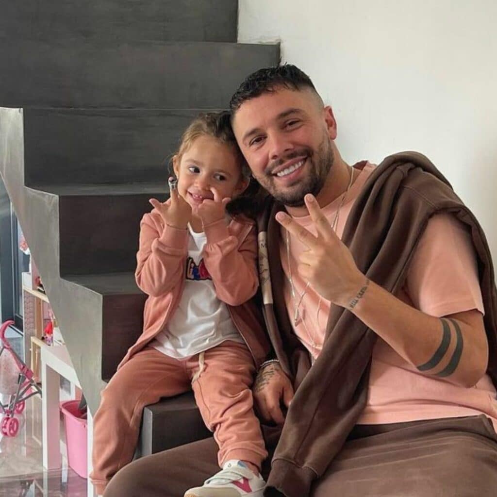 Kevin Guedj : La Toile est sûre qu'il est parti en vacances avec sa nouvelle chérie et Ruby
