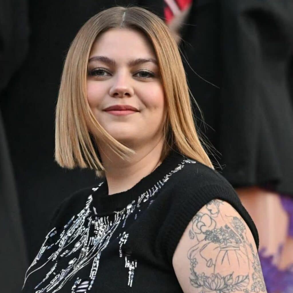 'Mais elle est super gênante' : Louane s'attire les foudres des internautes