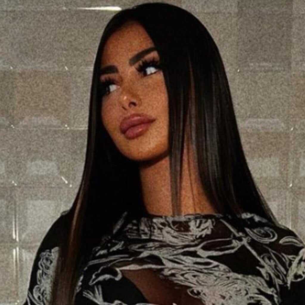 Maeva Ghennam : elle opte pour un changement capillaire radical