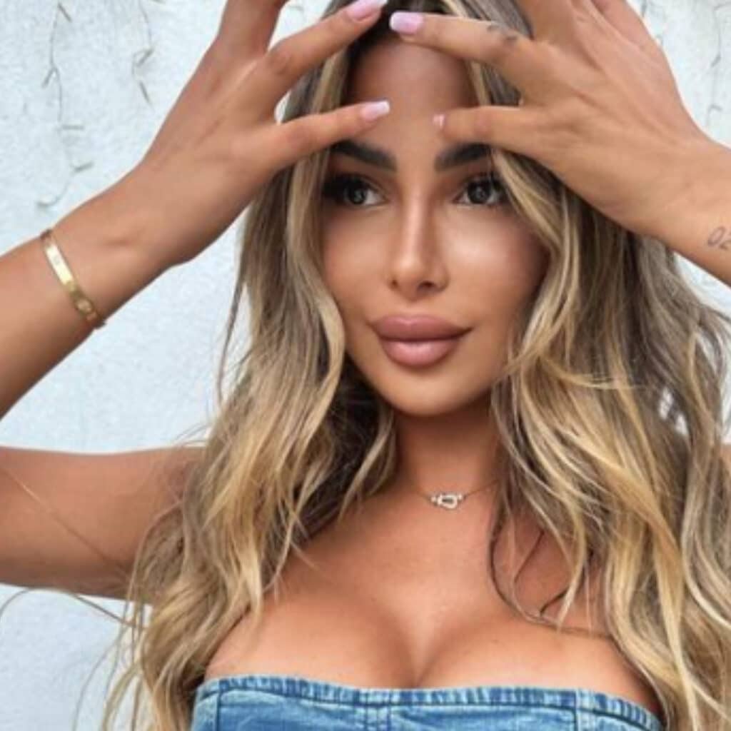 Maeva Ghennam : lassée par sa chevelure blonde, elle opte pour une nouvelle couleur
