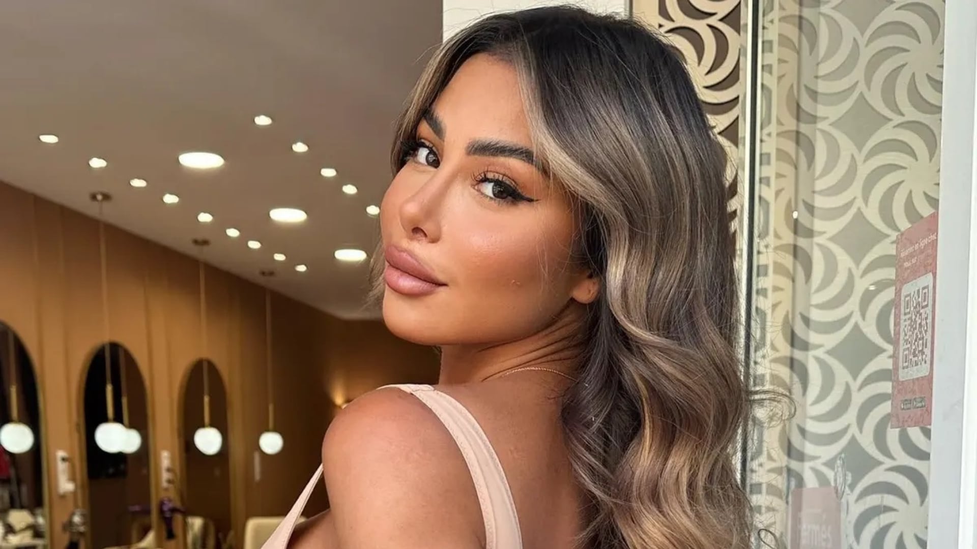 Maeva Ghennam : après s'être teint les cheveux en blond, elle regrette et décide d'agir