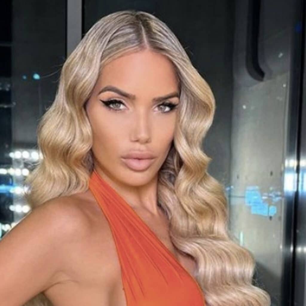 Manon Tanti : elle pose avec la bande des Marseillais, un détail sur sa tenue interpelle les internautes