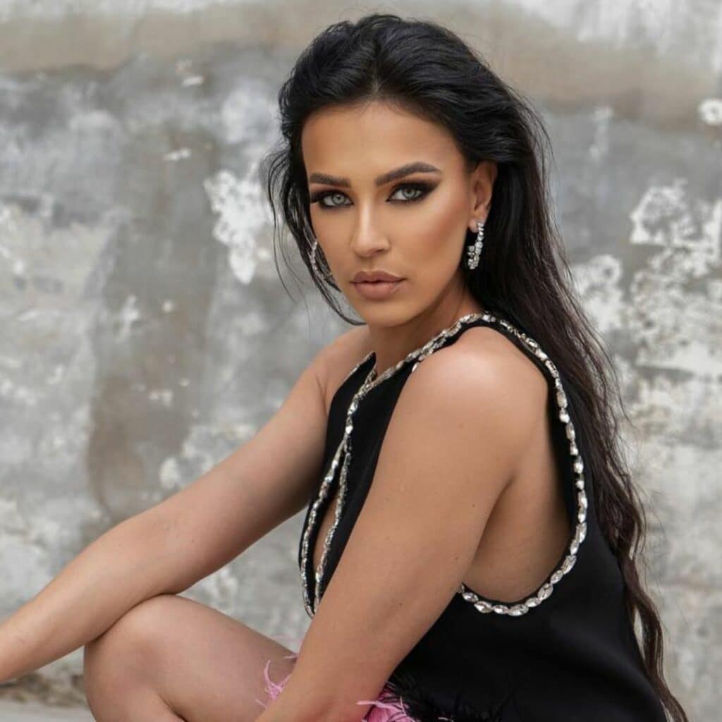 Julie Ricci : elle serait en couple sur le tournage des Cinquante saison 2
