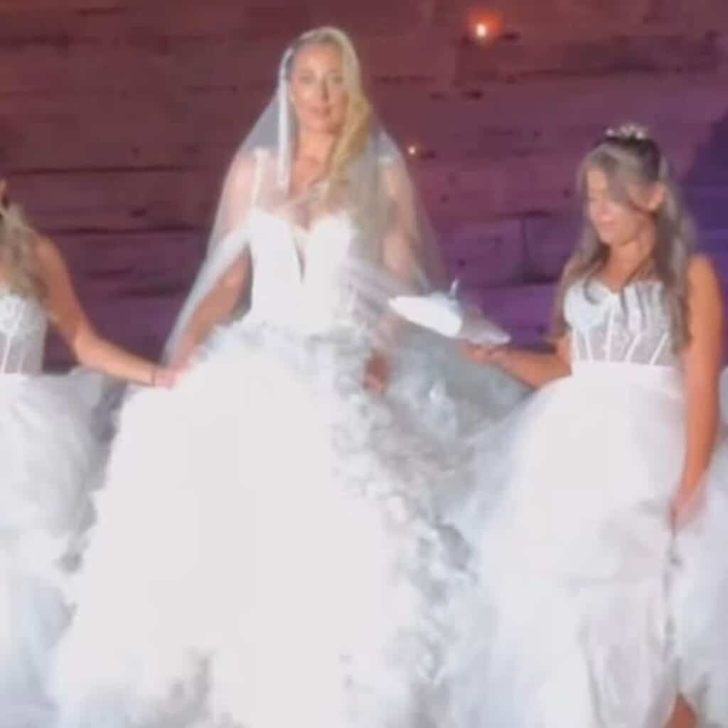 'Elle est arrivée en claquettes' : le comportement de la fille de Magali Berdah à son mariage ne passe pas
